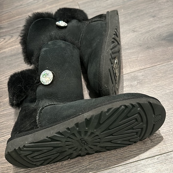 Ugg diamond edition mid rise boots - Picture 3 of 3